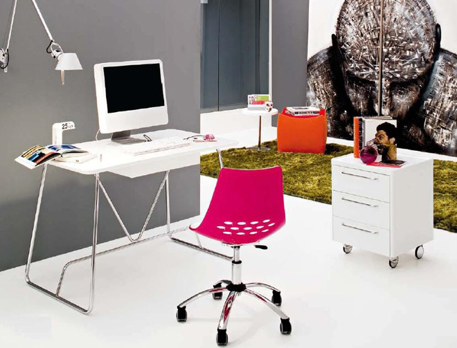 Scrivania home-office con sagomatura ergonomica e cassetto centrale. La struttura è in metallo cromato mentre il top è di colore bianco lucido.