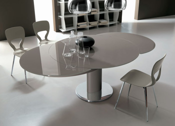 Con una semplice rotazione del piano tra le due dita, come per magia, da elegante tavolo rotondo, GIRO si trasforma in un meraviglioso tavolo ellittico capace di ospitare fino a dieci comodi posti a tavola.