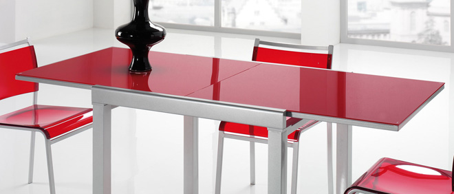 Tavolo allungabile per l'arredamento della cucina o del salotto. Tavolo in vetro temperato bianco