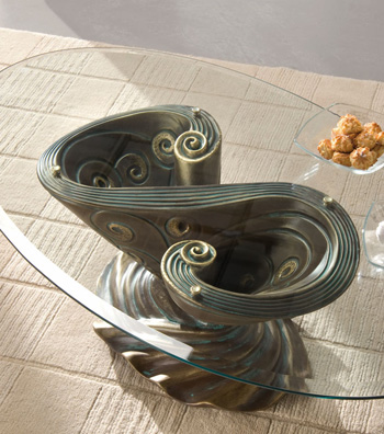 Tavolino Barocco da salotto, in ceramica decorata con piano ovale o rettangolare in vetro temprato trasparente. Piano disponibile nelle lavorazioni in filo lucido o bisellato.