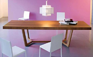 Tavolo allungabile con piano impiallacciato e struttura in faggio disponibile nei colori wengé e noce.