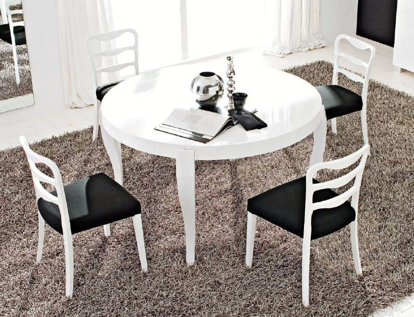 Tavolo con allunga centrale e gambe sempre perimetrali. Disponibile nelle varianti: bianco lucido o wengè.