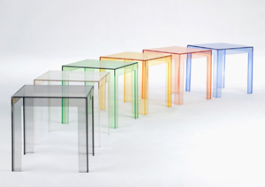 Un tavolino completamente trasparente dalle dimensioni ridotte e perfette: 40x40x40 cm. Cristallino, colorato, elegante, trendy e allo stesso tempo pratico, sicuro e funzionale.