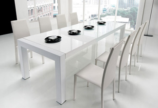 Come scegliere il tavolo da pranzo in base all 39 arredamento for Tavolo allungabile vetro bianco