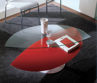 La rotazione del piano superiore sagomato fa di questo tavolino un oggetto dinamico.