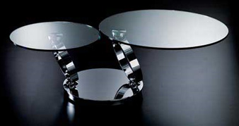 Tavolino Asso Anneli con base in metallo, doppio piano in cristallo e piani girevoli sincronizzati.