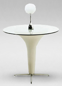 Tavolini di appoggio in cinque versioni: altezza 70 o 90 cm, piano in cristallo diam. 60 o 100 cm, con o senza lampada sul piano. 