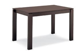 Tavolo allungabile in legno. Gambe sempre perimetrali ed allunga montata su binari. Disponibile nelle finiture: faggio naturale, wengè, noce.