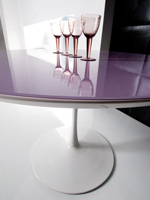 Tavolo Flute Glass fisso con struttura in metallo verniciato, piano laccato con vetro disponibile in vari colori.